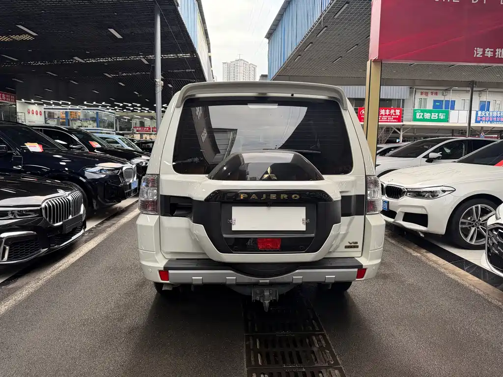 Mitsubishi Pajero (Import) — миниатюра 6