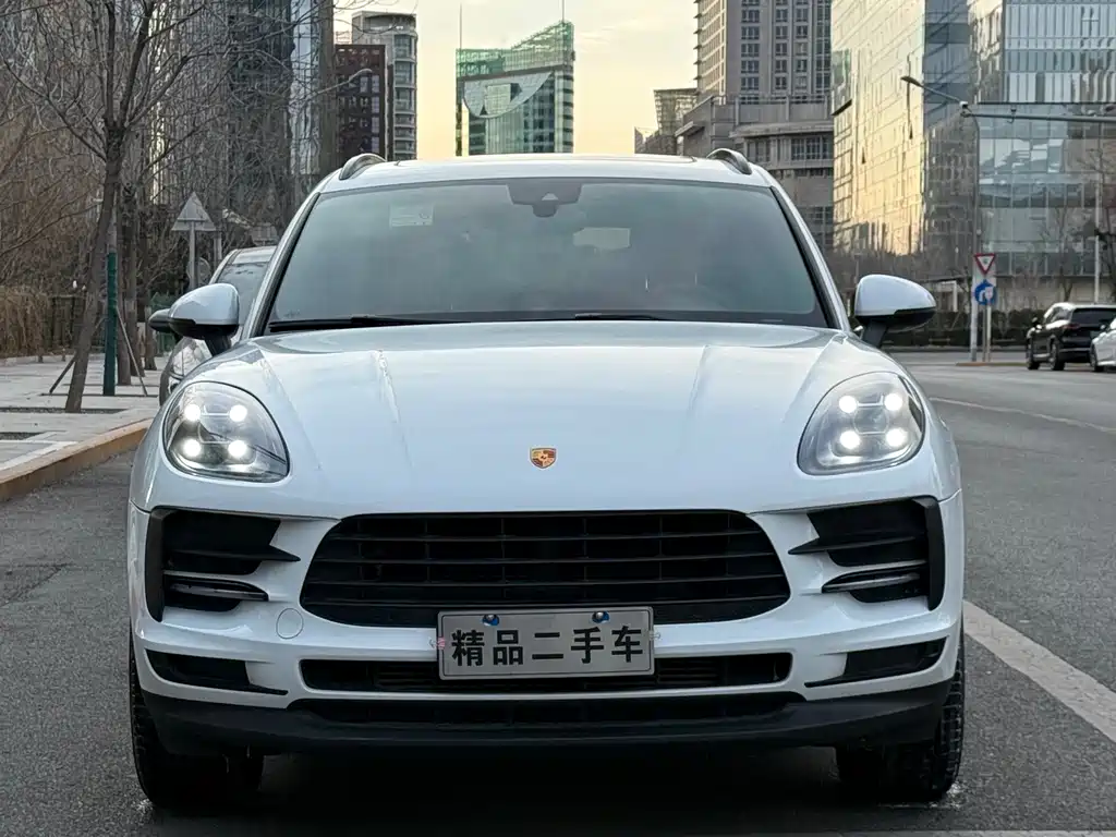 PORSCHE MACAN