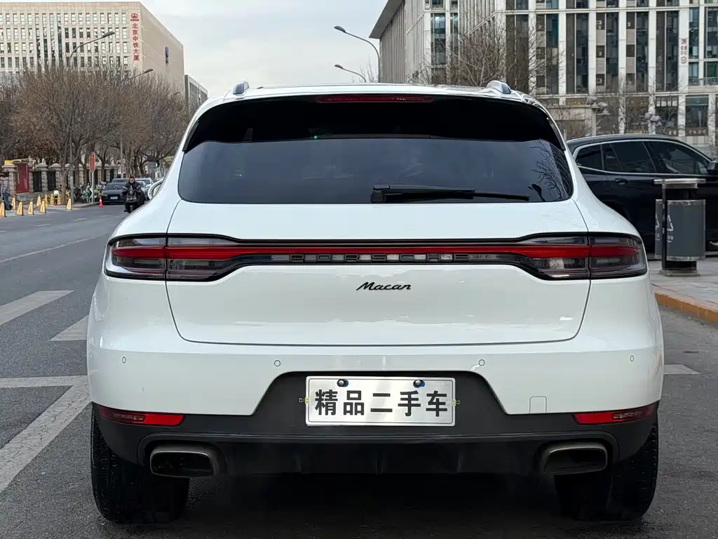 PORSCHE MACAN