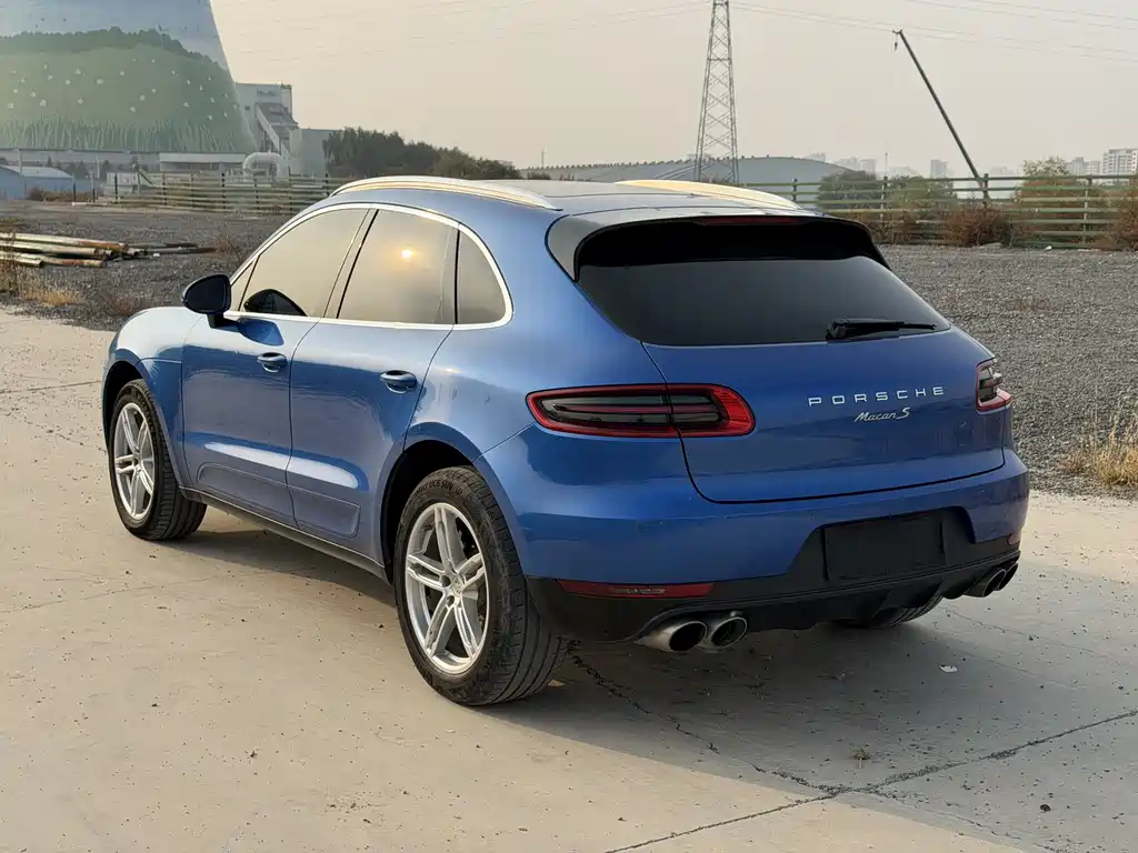 PORSCHE MACAN