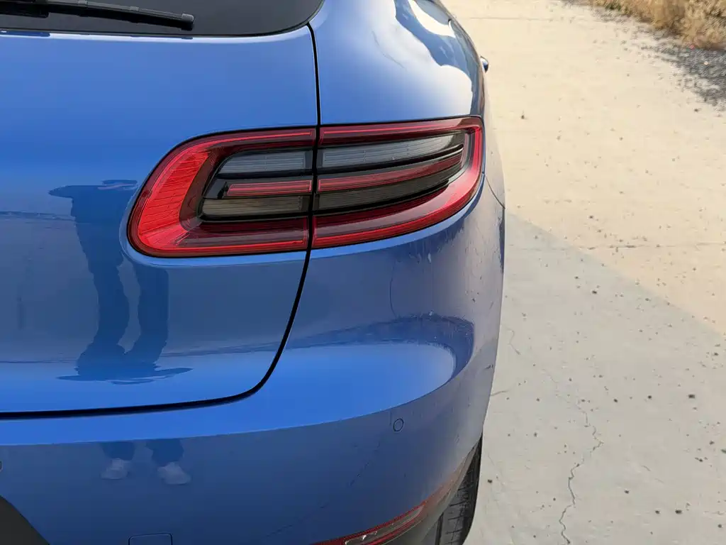PORSCHE MACAN