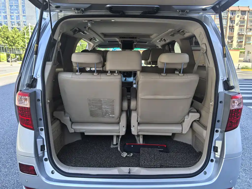 Toyota Alphard — миниатюра 18