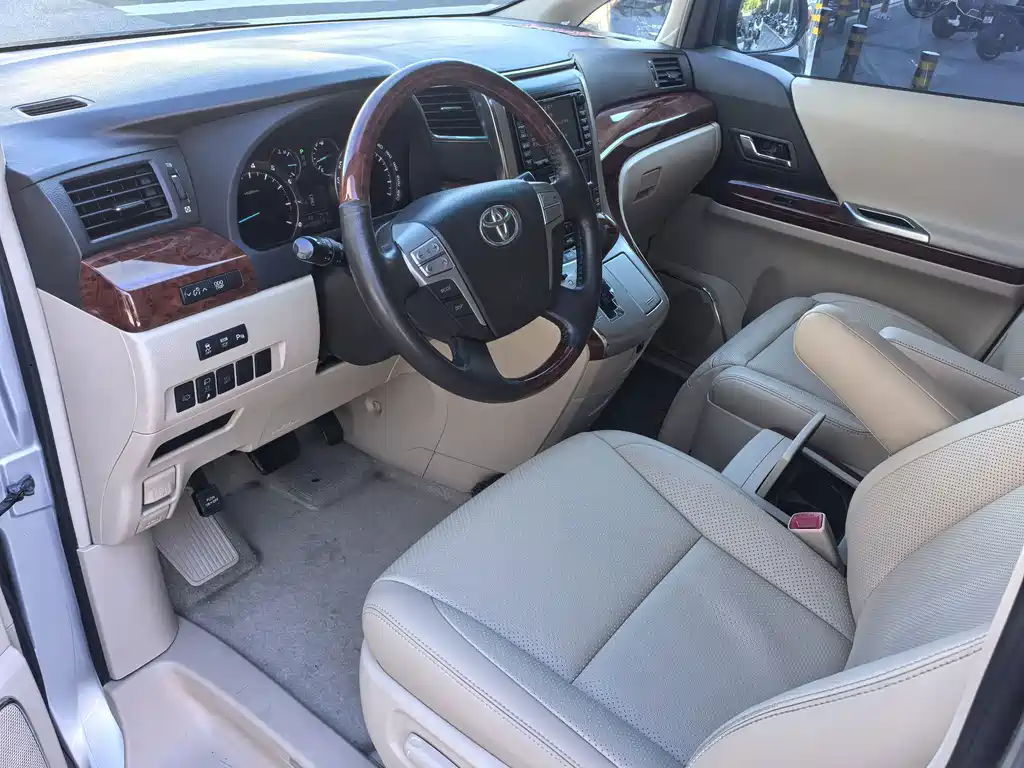 Toyota Alphard — миниатюра 24