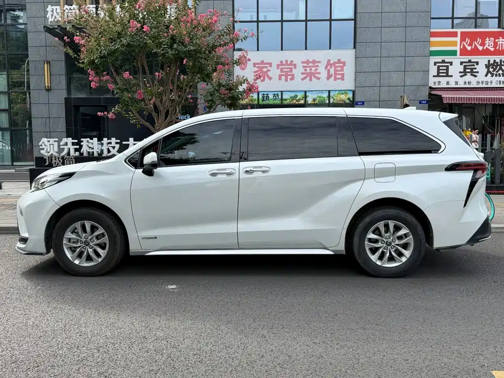 Toyota Granvia — миниатюра 3