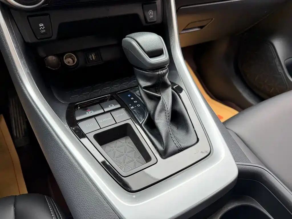 Toyota RAV4 — миниатюра 9
