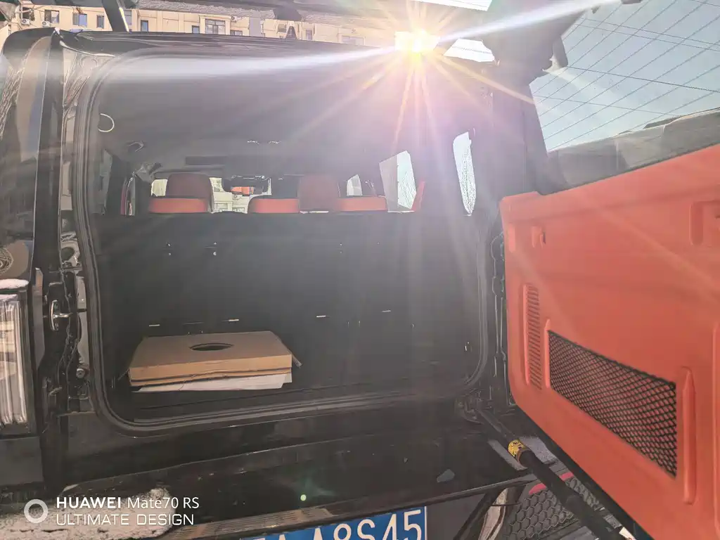 TANK CO CREATION TANK 300