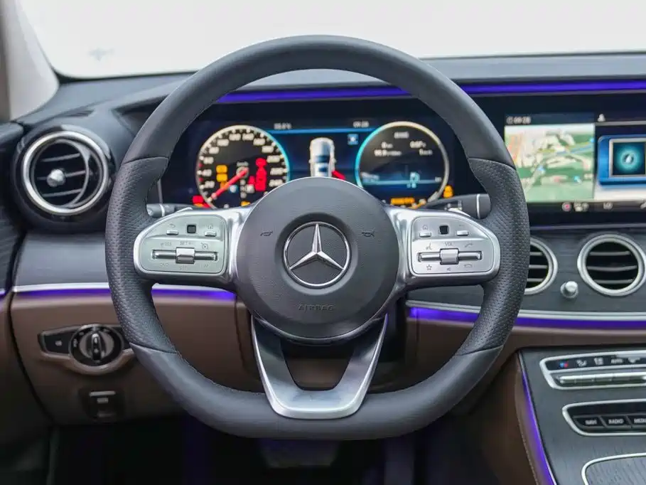 Mercedes-Benz E-Class — миниатюра 11