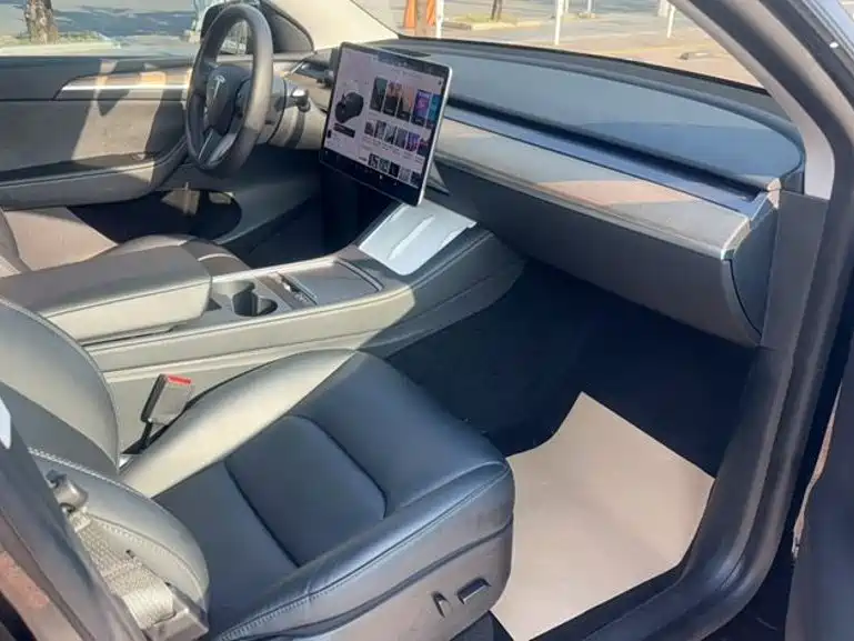 Tesla Model Y — миниатюра 8