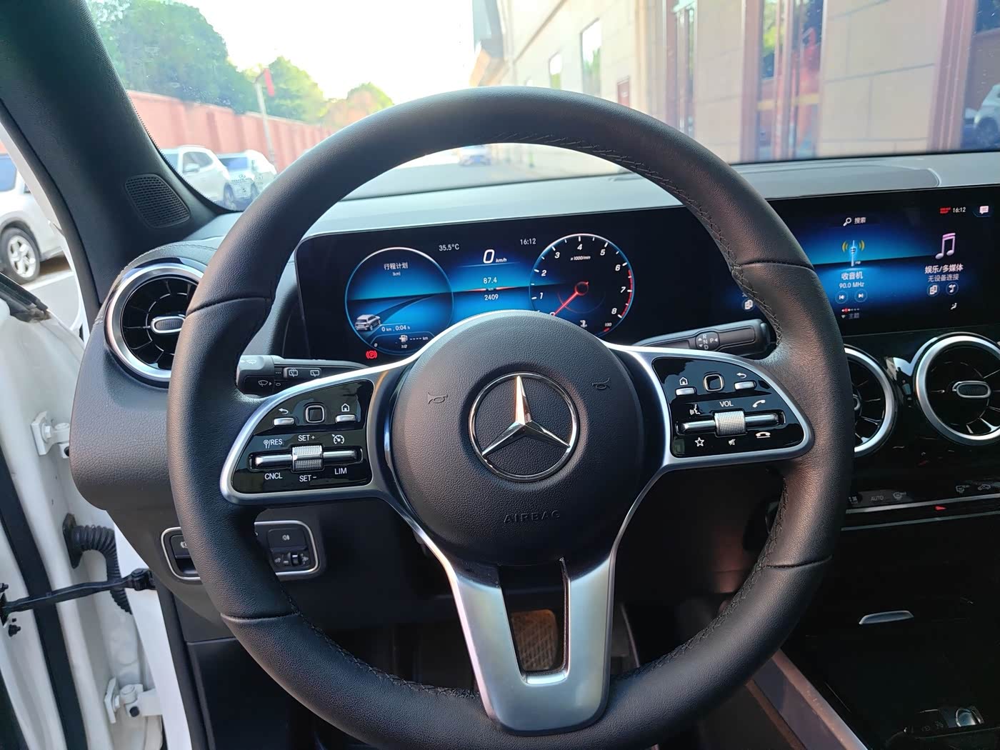 Mercedes-Benz GLB 1.3 л 2022 г. Белый, пробег 2200 км