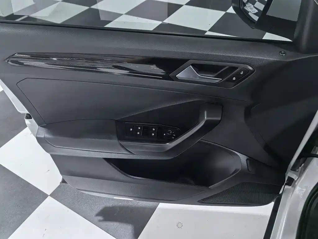 Volkswagen T-Roc — миниатюра 11