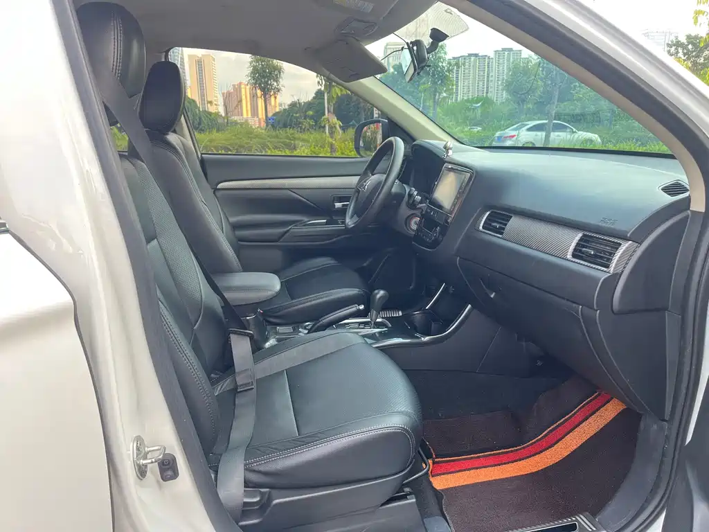 Mitsubishi Outlander — миниатюра 11