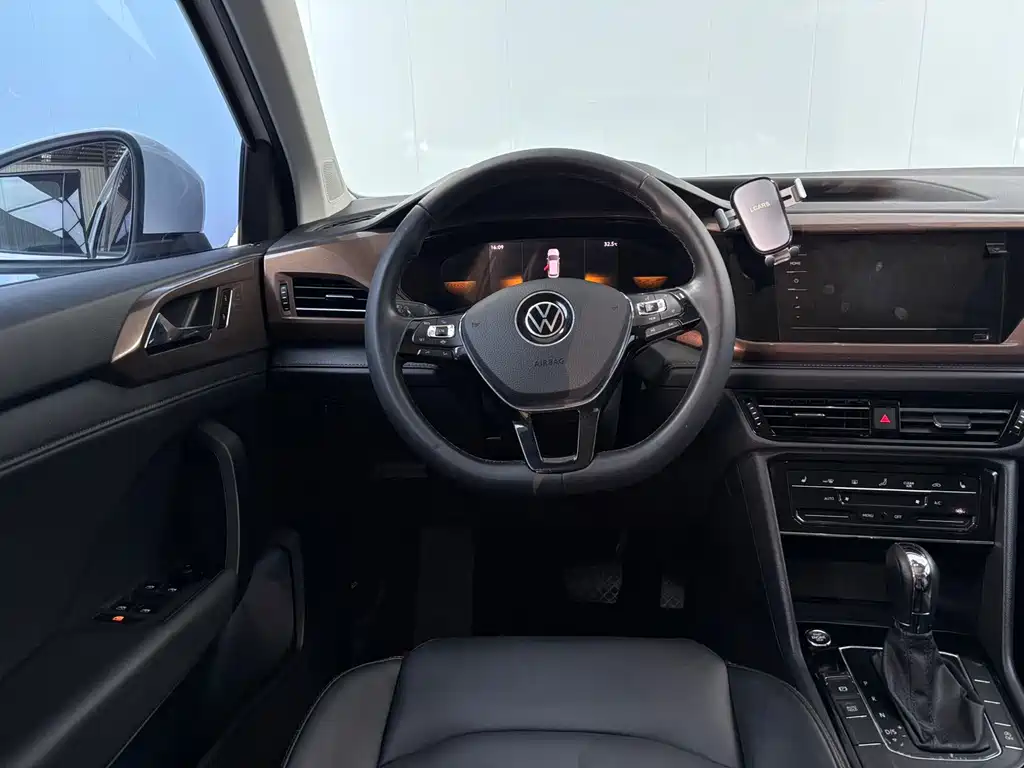 Volkswagen Tharu — миниатюра 6
