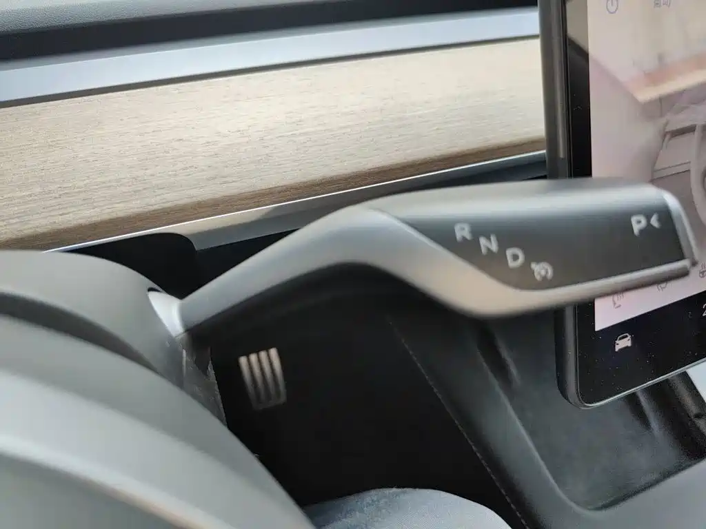 Tesla Model 3 — миниатюра 10
