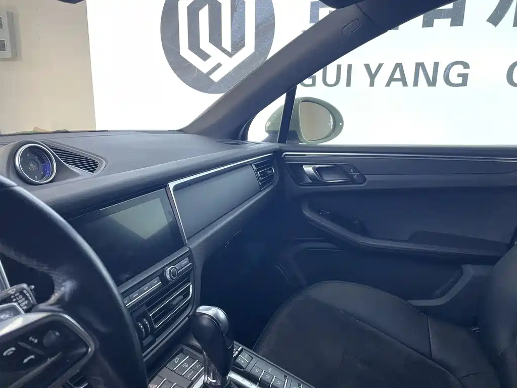 PORSCHE MACAN