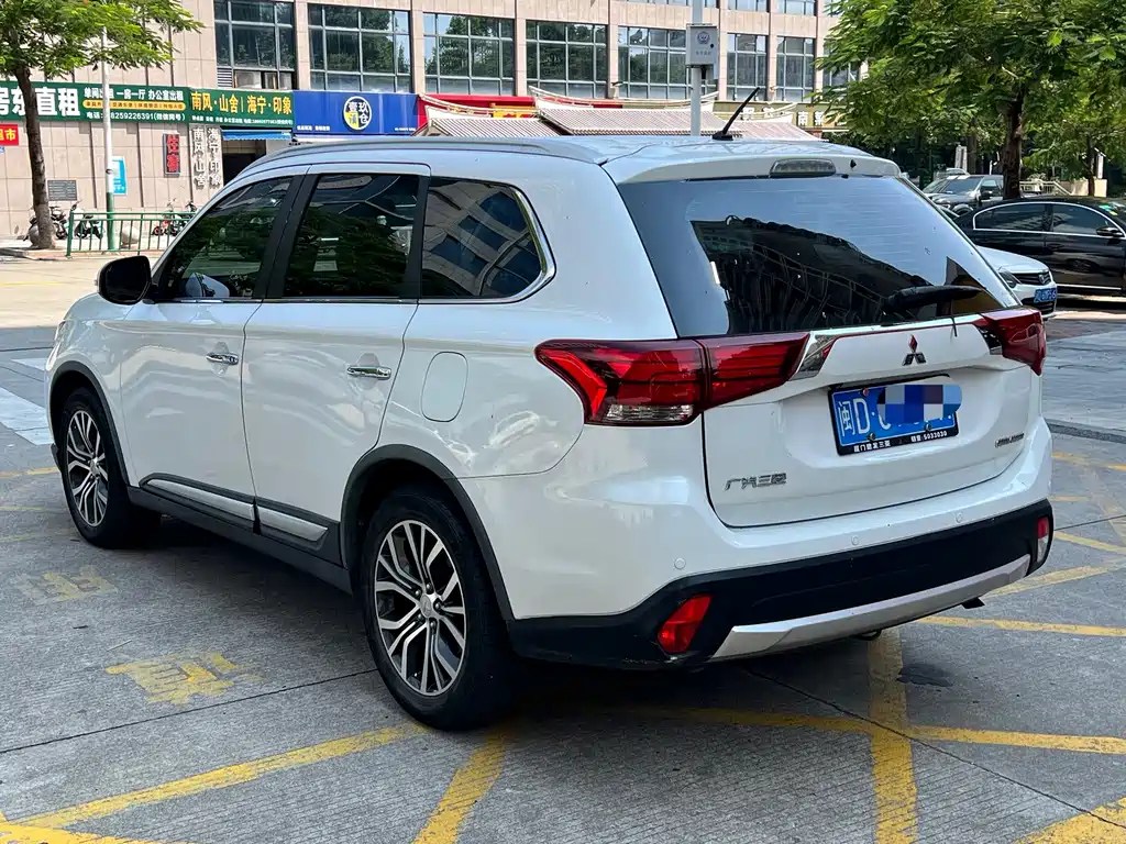 Mitsubishi Outlander — миниатюра 6