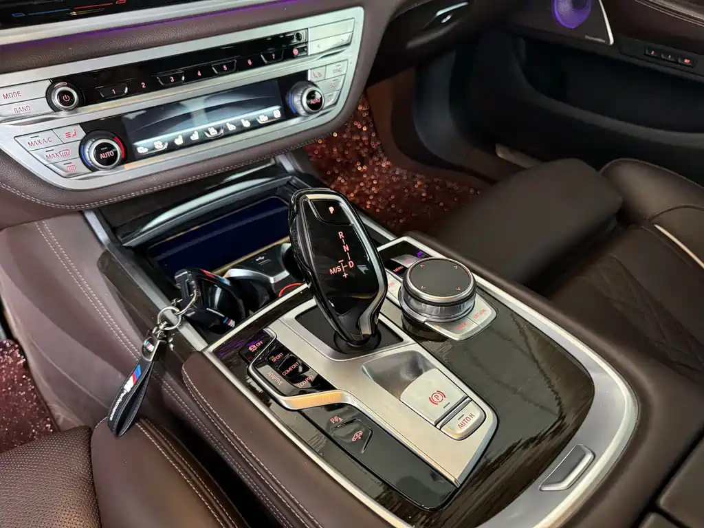 BMW 7 Series — миниатюра 10