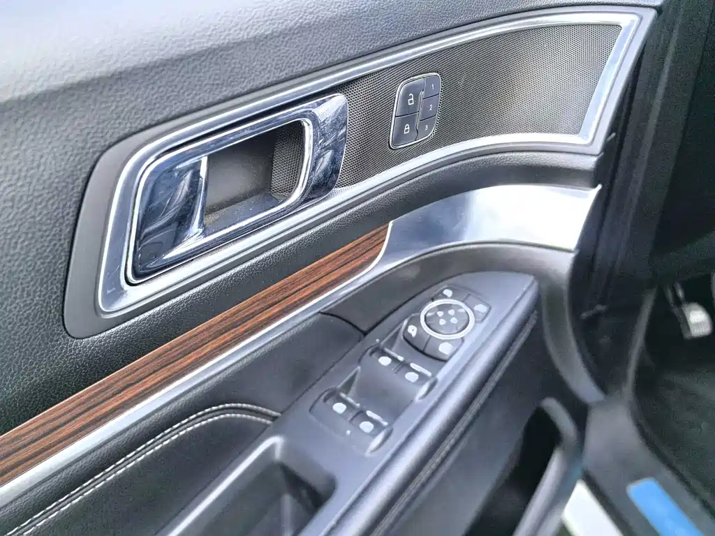Ford Explorer (Import) — миниатюра 16