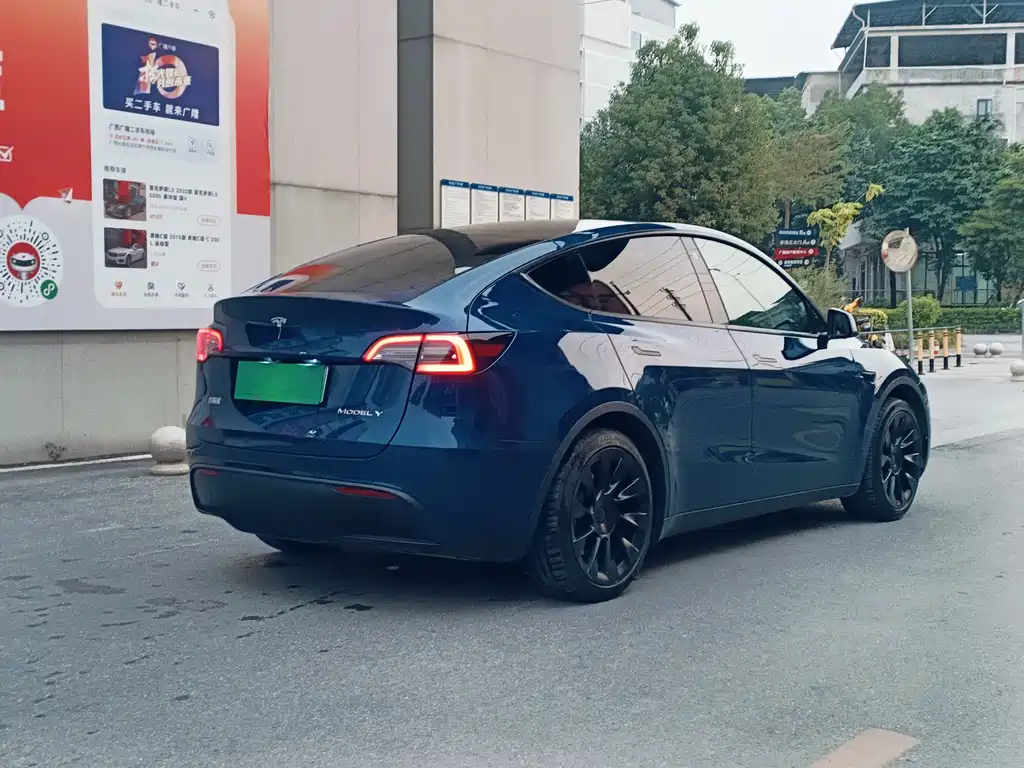 TESLA MODEL Y