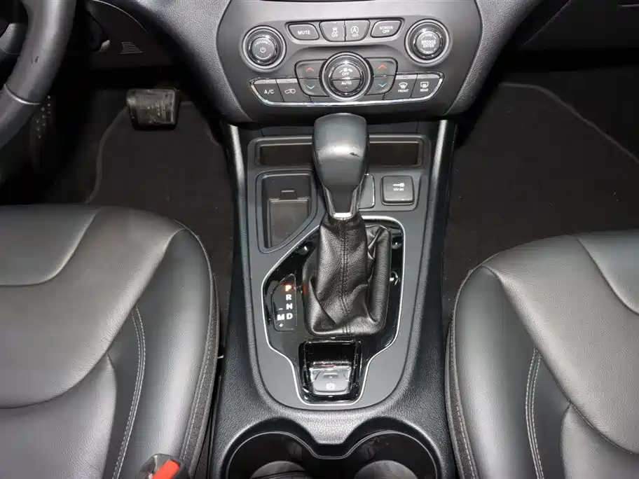 Jeep Cherokee 2.0T 2WD Leading Edition, фото 15