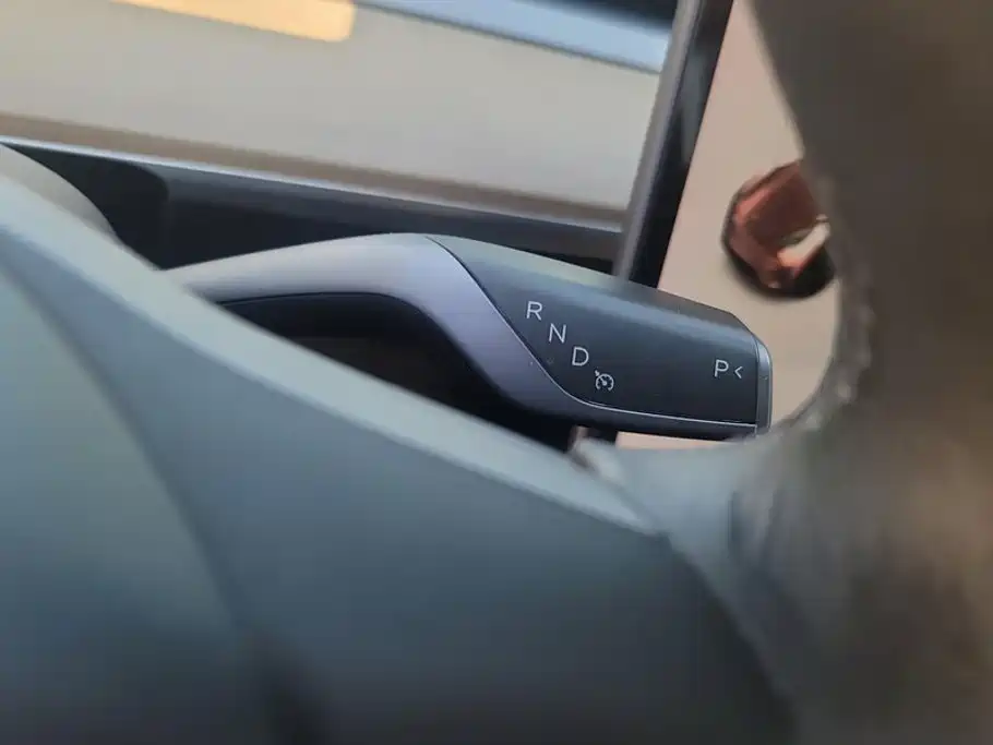 Tesla Model Y — миниатюра 16
