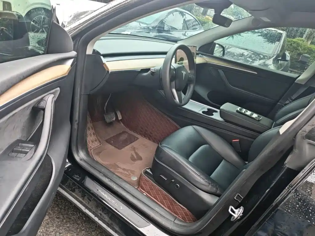 Tesla Model Y — миниатюра 16