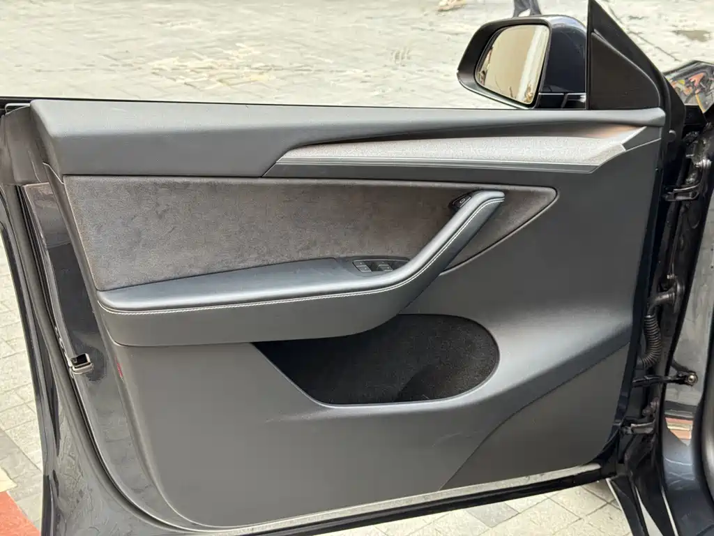 Tesla Model Y — миниатюра 15