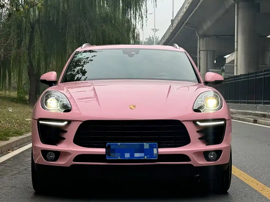 PORSCHE MACAN