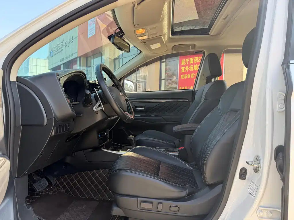 MITSUBISHI OUTLANDER