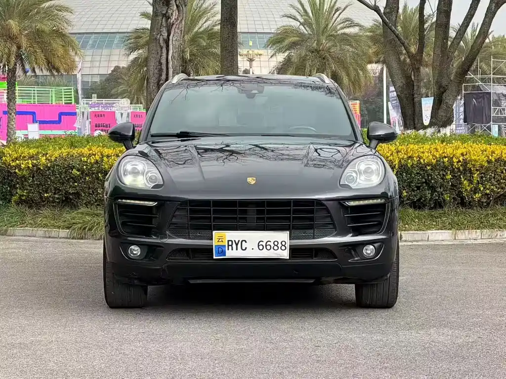 PORSCHE MACAN