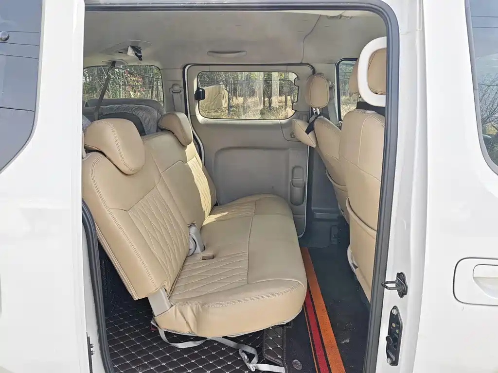 NISSAN NV200