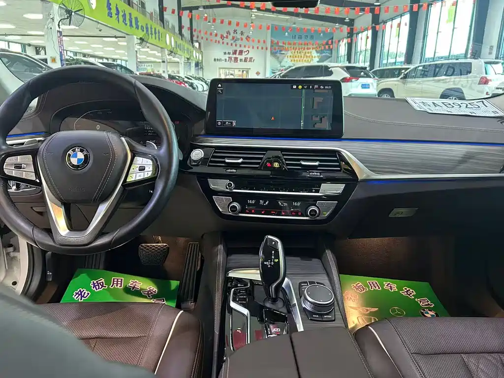 BMW 5 Series — миниатюра 11
