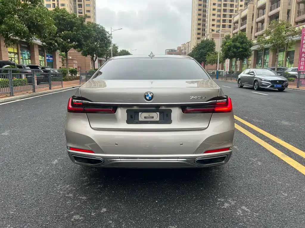 BMW 7 Series — миниатюра 8