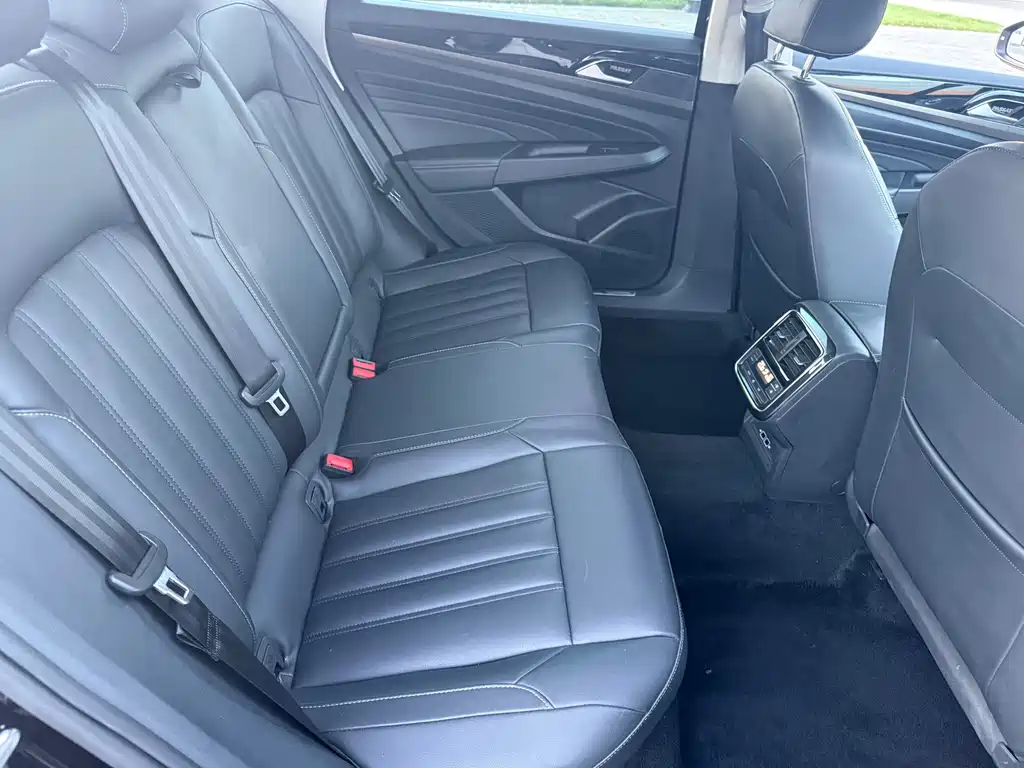 Volkswagen Passat PHEV — миниатюра 14