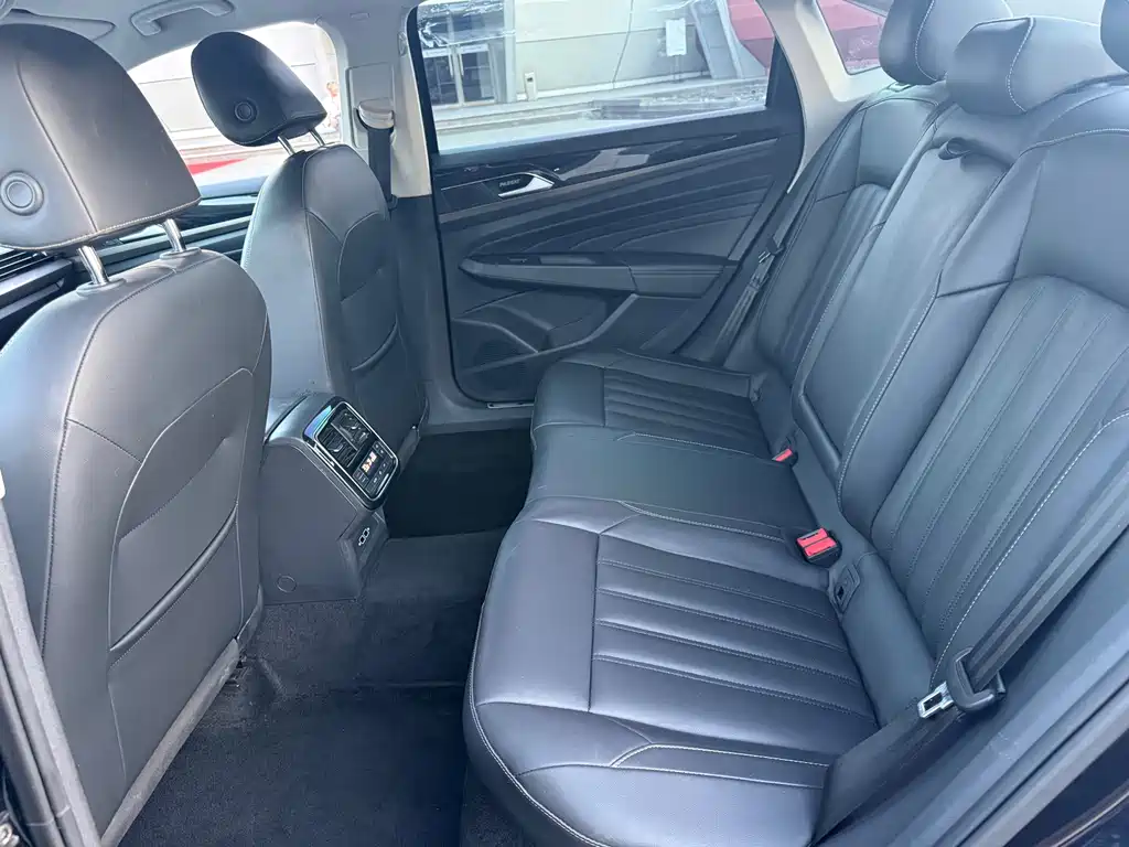 Volkswagen Passat PHEV — миниатюра 13
