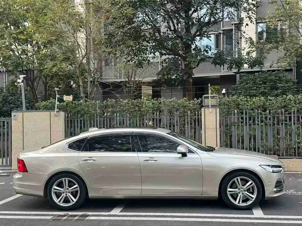 VOLVO S90