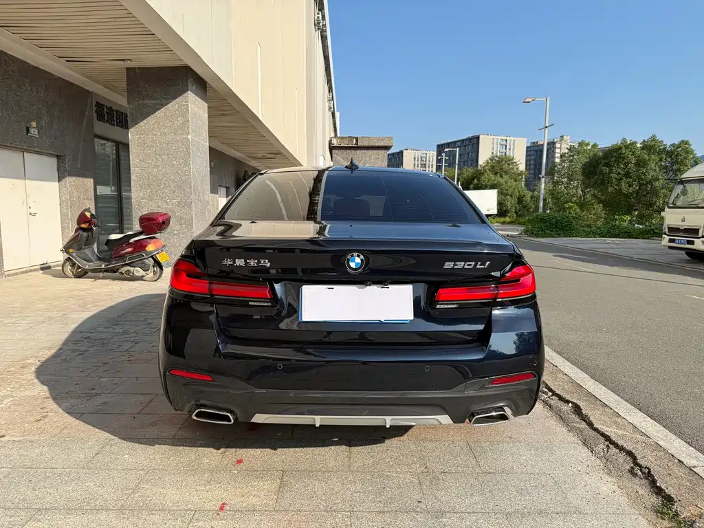 BMW 5 Series — миниатюра 7