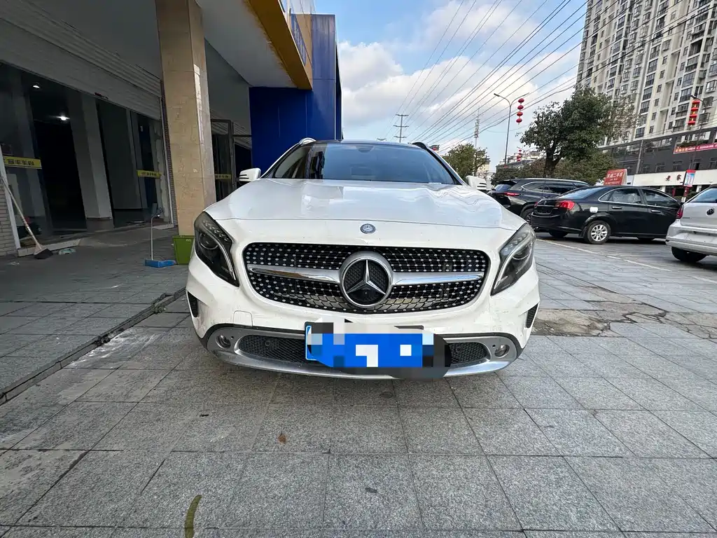MERCEDES-BENZ GLA