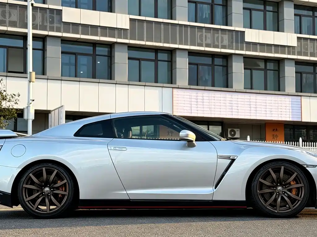 Nissan GT-R — миниатюра 5