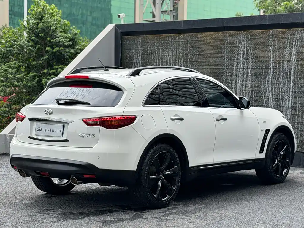 Infiniti QX70 — миниатюра 10