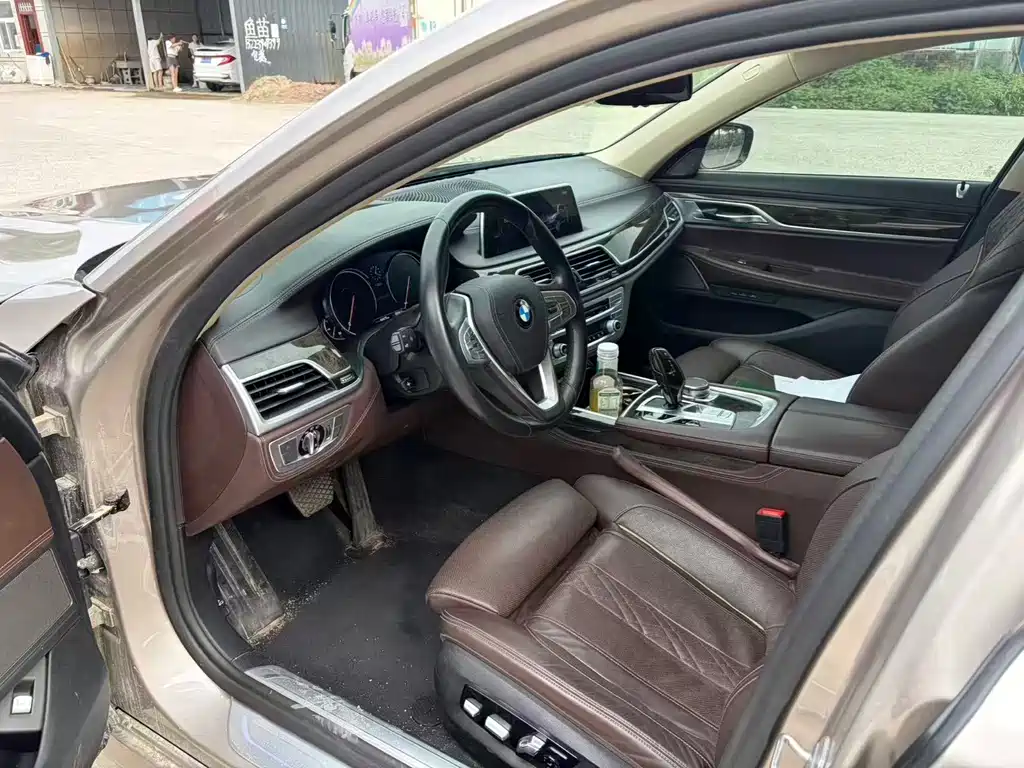 BMW 7 Series — миниатюра 2