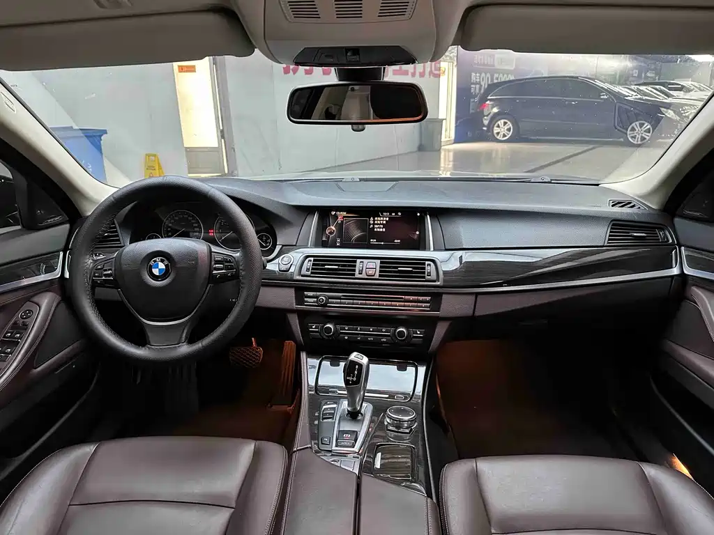 BMW 5 Series — миниатюра 7