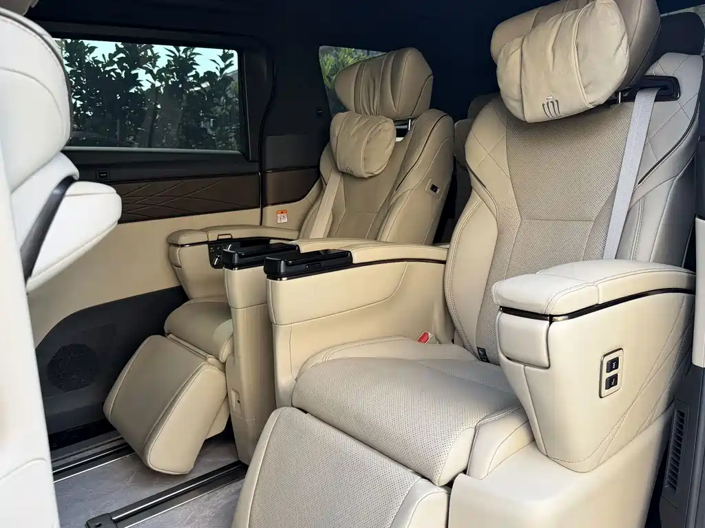 Toyota Vellfire — миниатюра 8