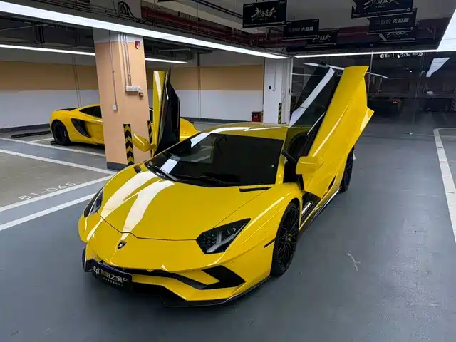 LAMBORGHINI AVENTADOR