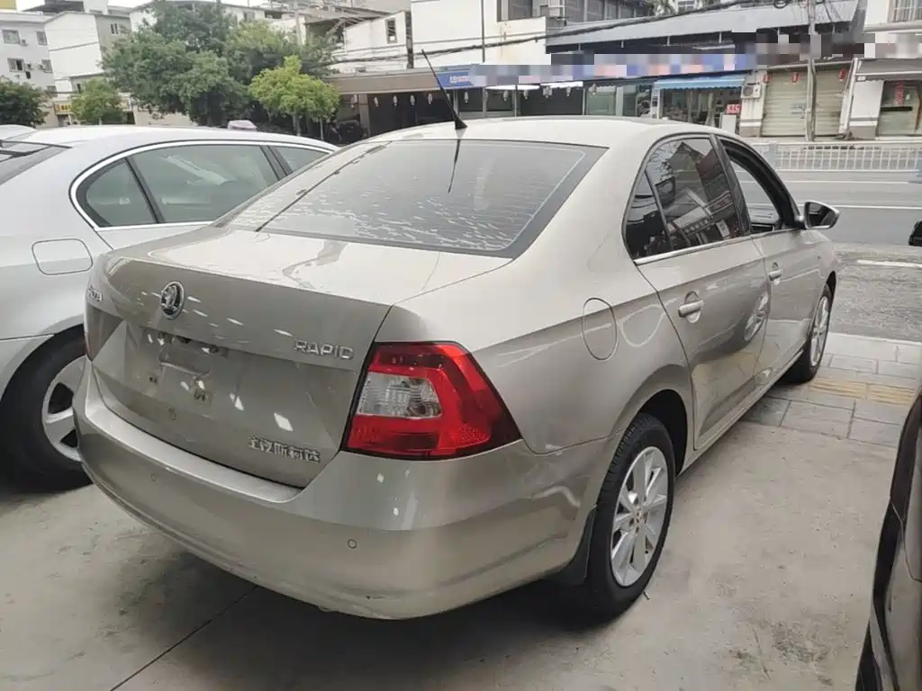 Skoda Rapid — миниатюра 7