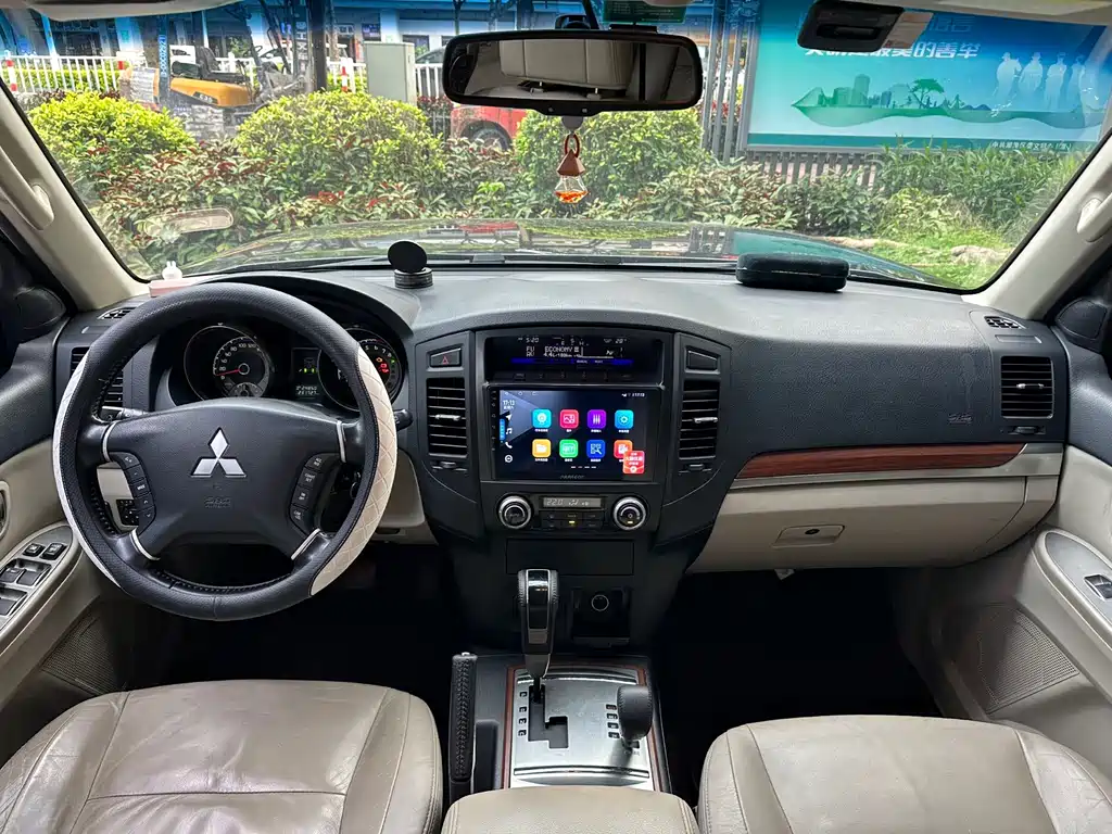 Mitsubishi V93 2011 3.0L AT