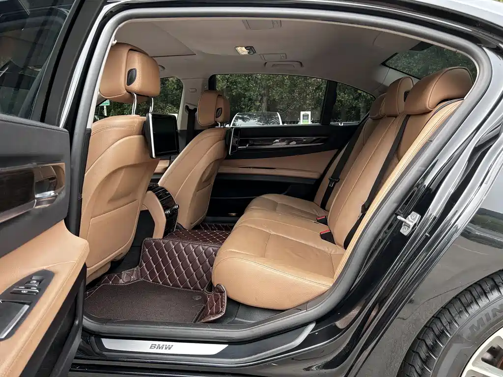 BMW 7 Series — миниатюра 11