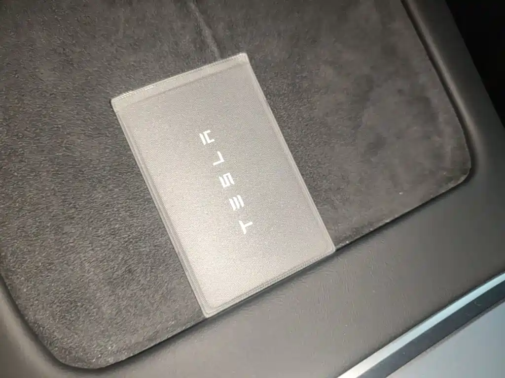 Tesla Model Y — миниатюра 9