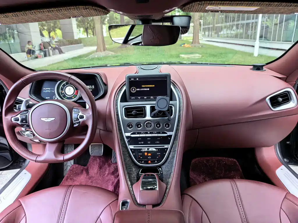 Aston Martin DB11 — миниатюра 35