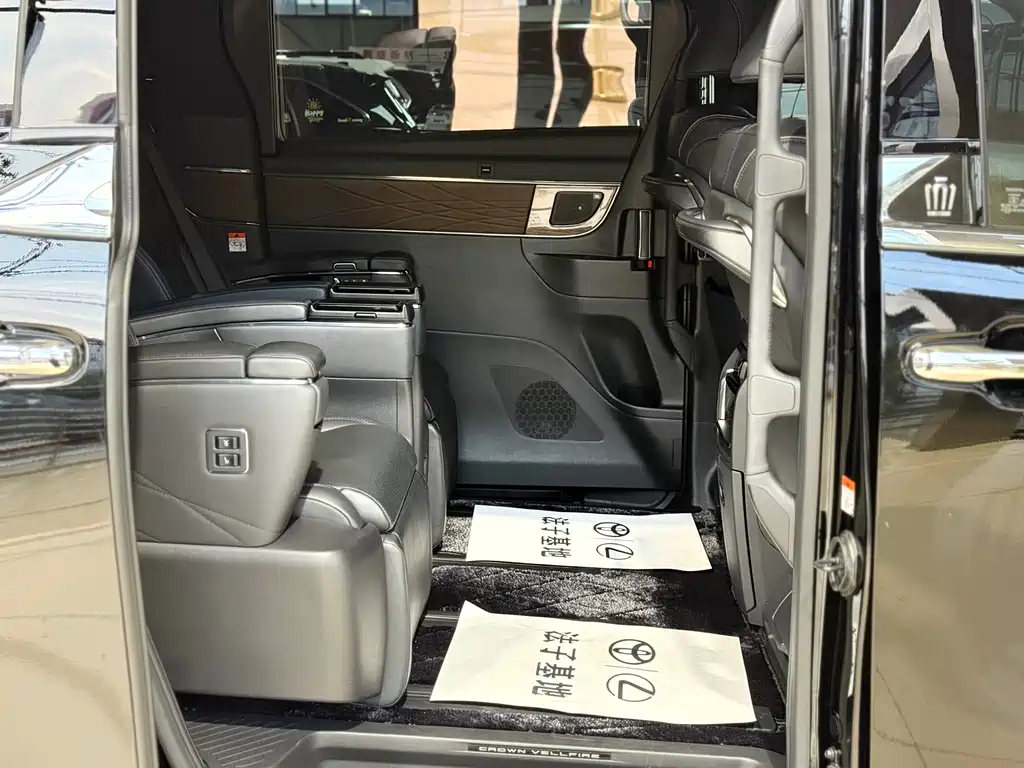 Toyota Vellfire — миниатюра 13