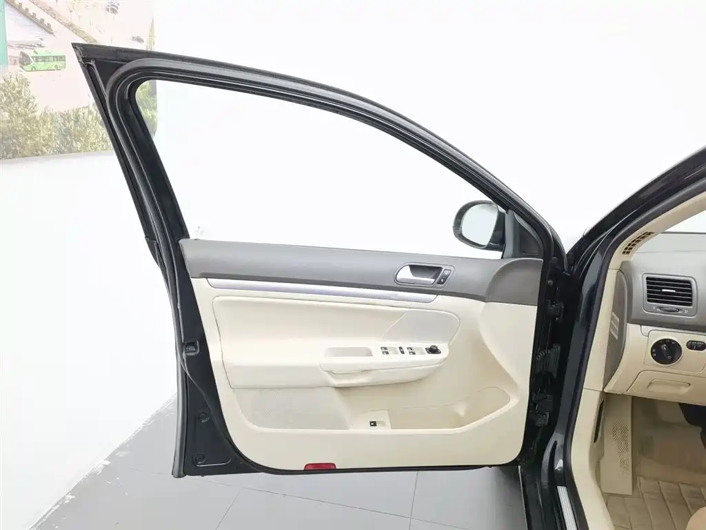 Volkswagen Sagitar 2010 1.4TSI AT